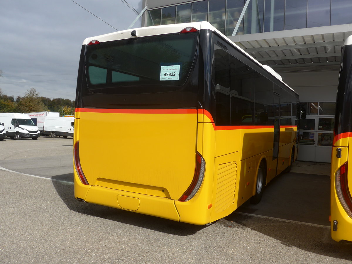 (221'715) - PostAuto - Iveco am 11. Oktober 2020 in Hendschiken, Iveco