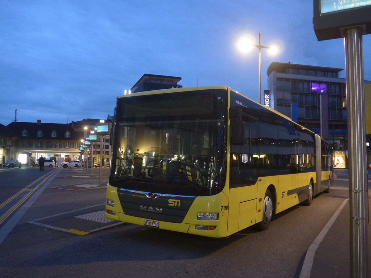 (222'080) - STI Thun - Nr. 700/BE 849'700 - MAN am 18. Oktober 2020 beim Bahnhof Thun