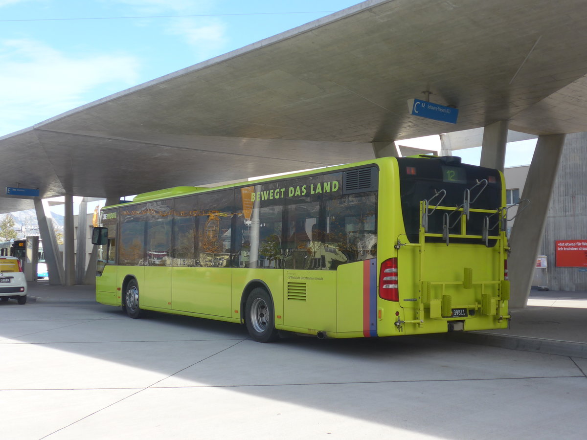 (222'377) - Aus Liechtenstein: PLA Vaduz - Nr. 11/FL 39'811 - Mercedes am 22. Oktober 2020 beim Bahnhof Buchs