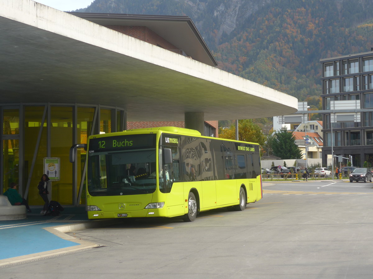 (222'404) - PLA Vaduz - Nr. 11/FL 39'811 - Mercedes am 22. Oktober 2020 beim Bahnhof Schaan