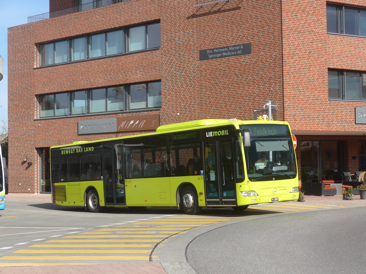 (222'420) - PLA Vaduz - Nr. 11/FL 39'811 - Mercedes am 22. Oktober 2020 beim Bahnhof Schaan