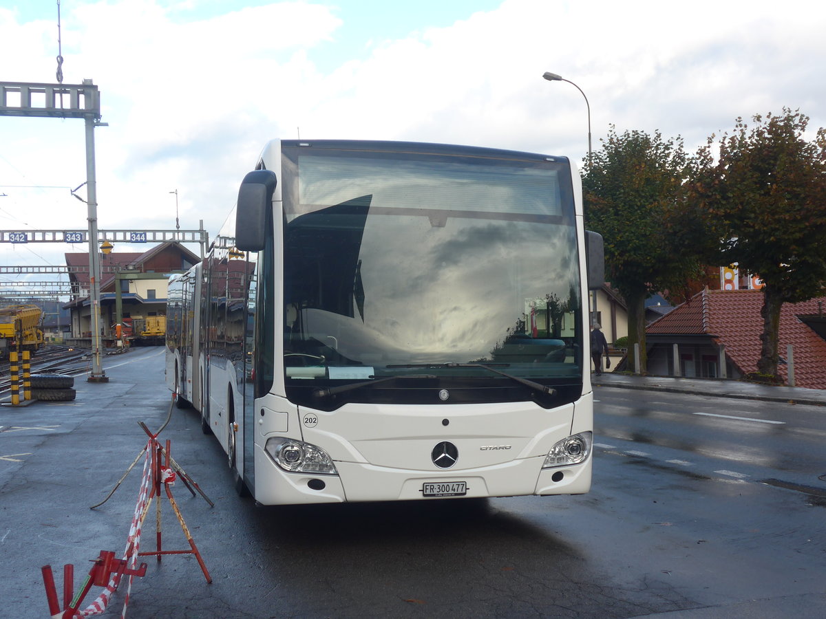 (222'571) - Intertours, Domdidier - Nr. 202/FR 300'477 - Mercedes am 24. Oktober 2020 beim Bahnhof Spiez