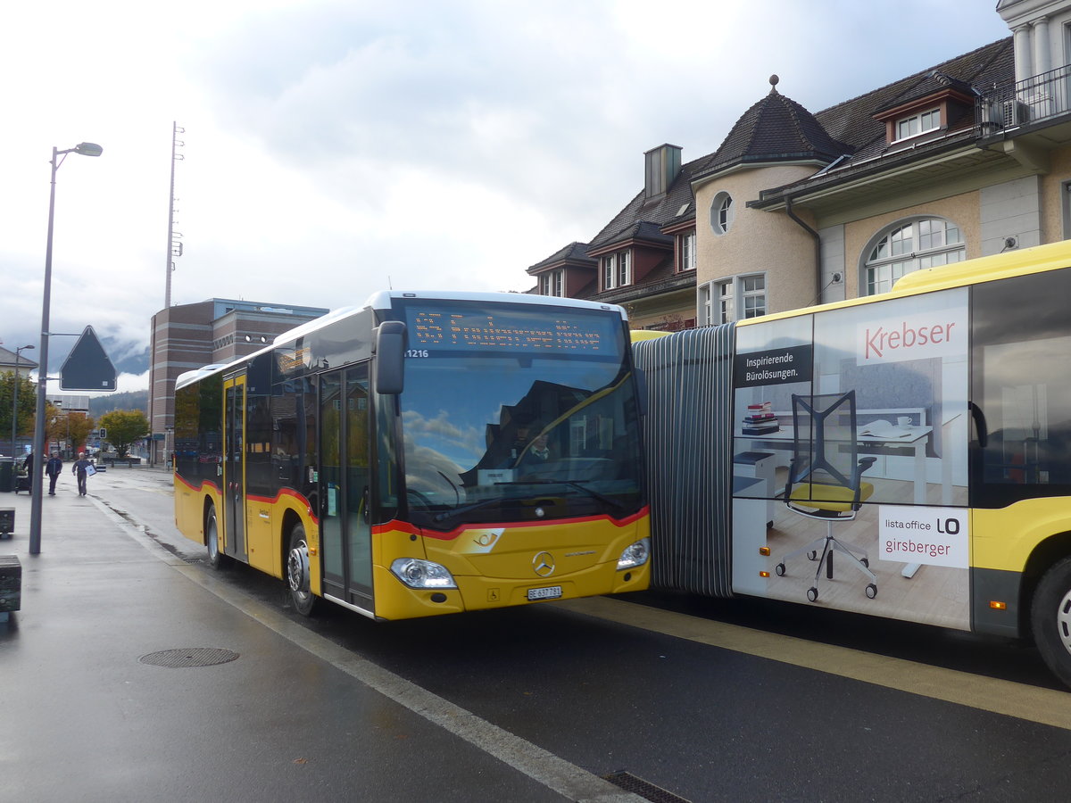 (222'576) - PostAuto Bern - BE 637'781 - Mercedes am 24. Oktober 2020 beim Bahnhof Spiez