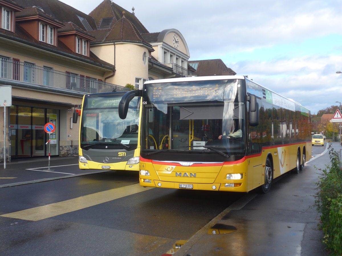 (222'584) - PostAuto Bern - BE 718'991 - MAN am 24. Oktober 2020 beim Bahnhof Spiez