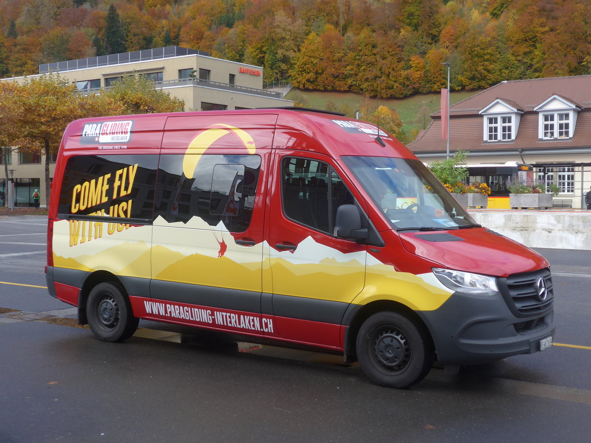 (222'617) - Paragliding, Interlaken - BE 467'634 - Mercedes am 24. Oktober 2020 beim Bahnhof Interlaken Ost