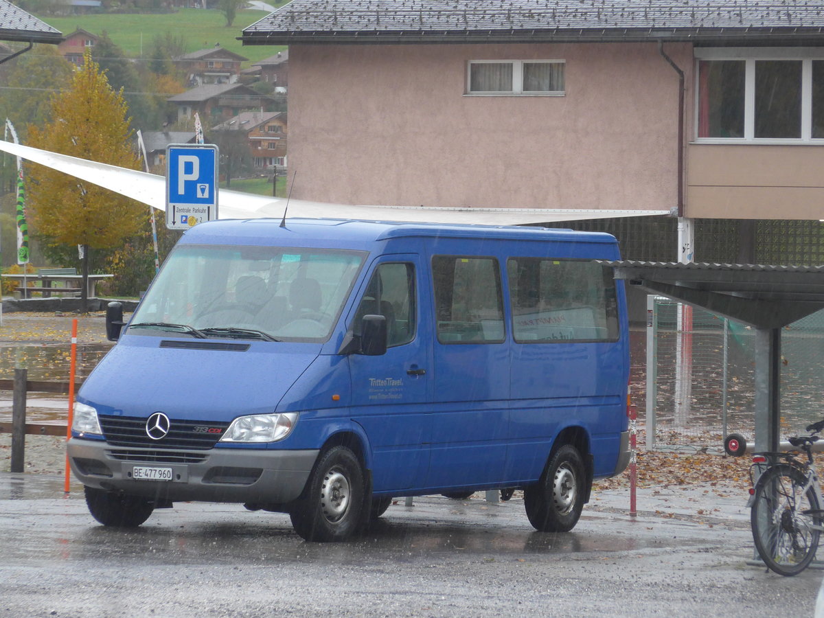 (222'711) - Tritten, Zweisimmen - BE 477'960 - Mercedes am 26. Oktober 2020 beim Bahnhof Zweisimmen