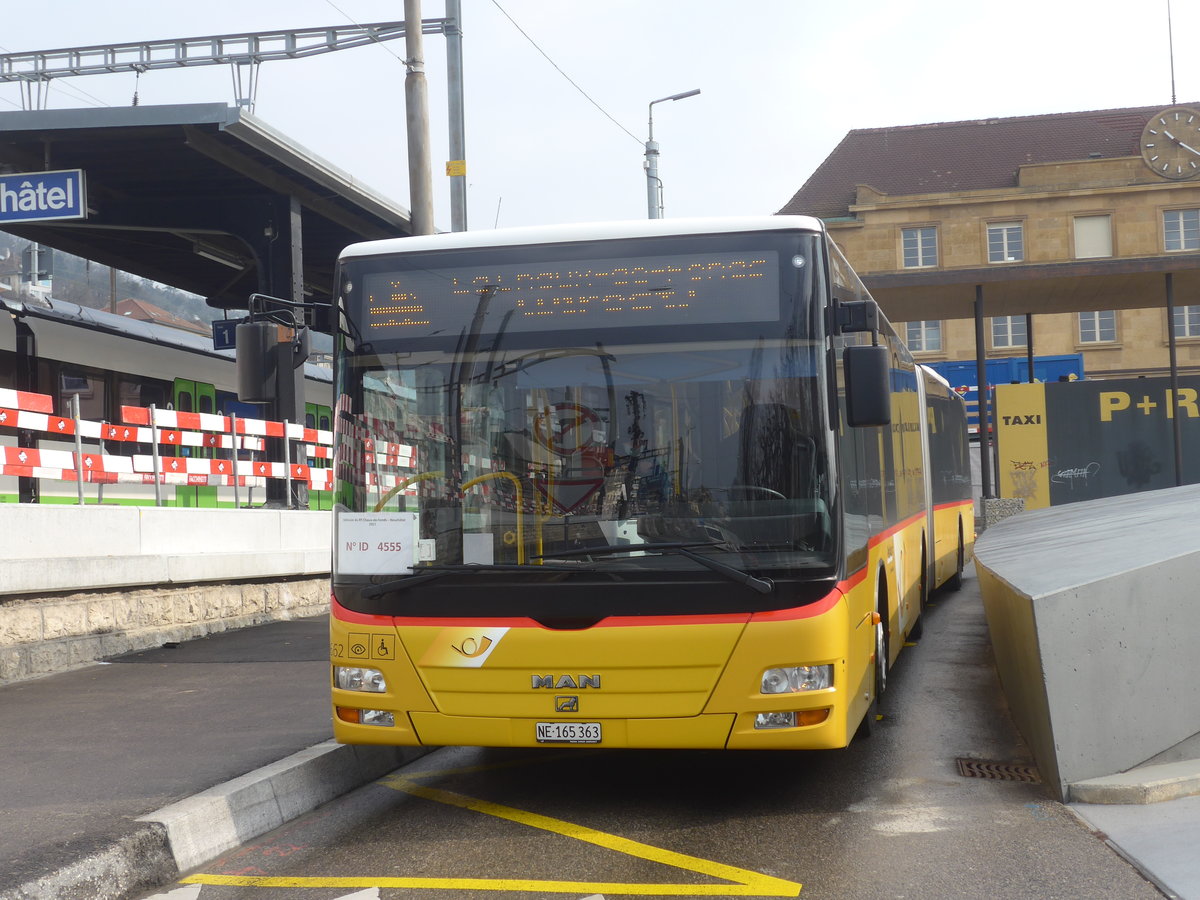 (224'007) - PostAuto Bern - Nr. 662/NE 165'363 - MAN (ex BE 610'549) am 7. Mrz 2021 beim Bahnhof Neuchtel