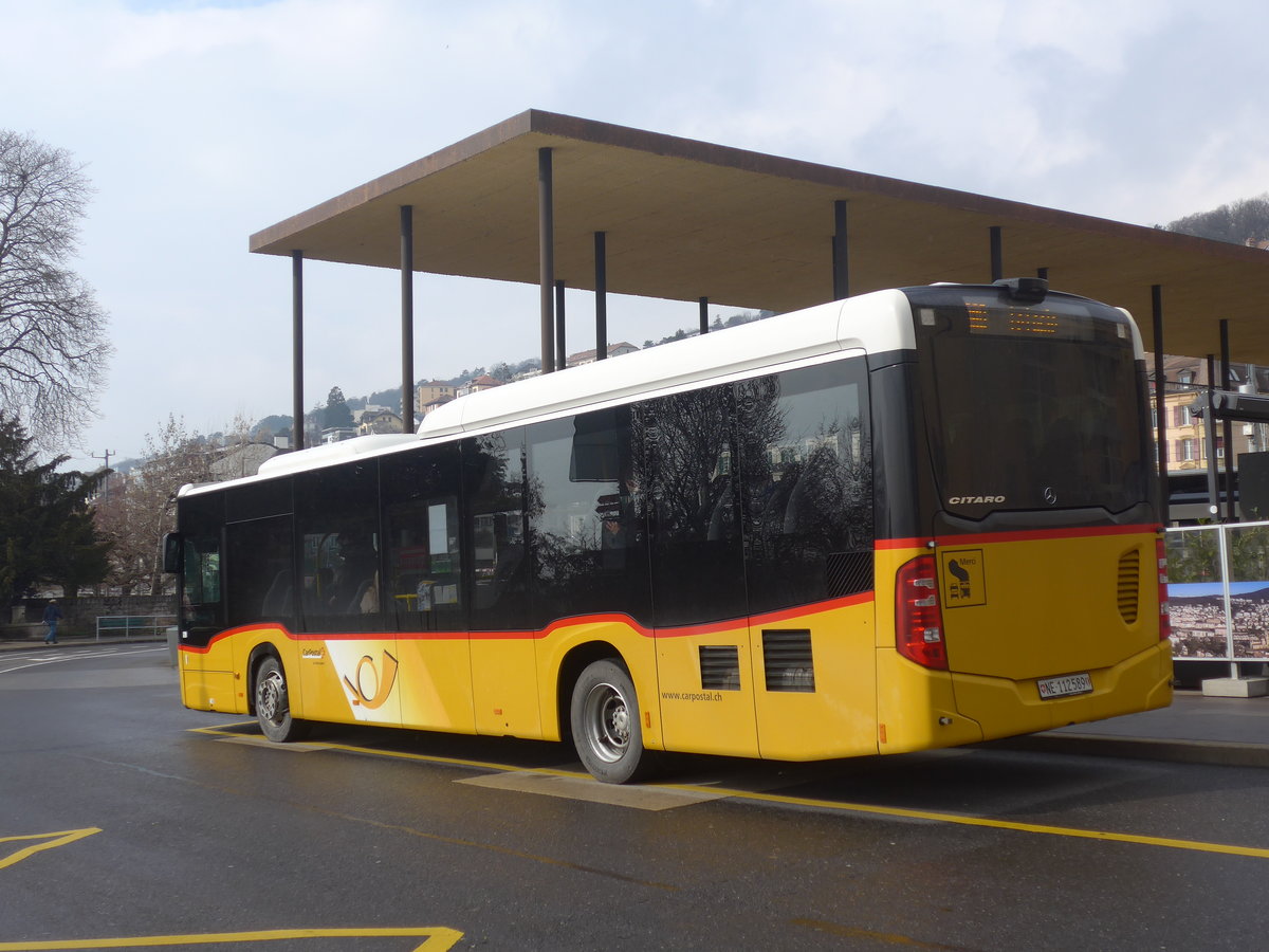 (224'021) - CarPostal Ouest - NE 112'589 - Mercedes am 7. Mrz 2021 beim Bahnhof Neuchtel