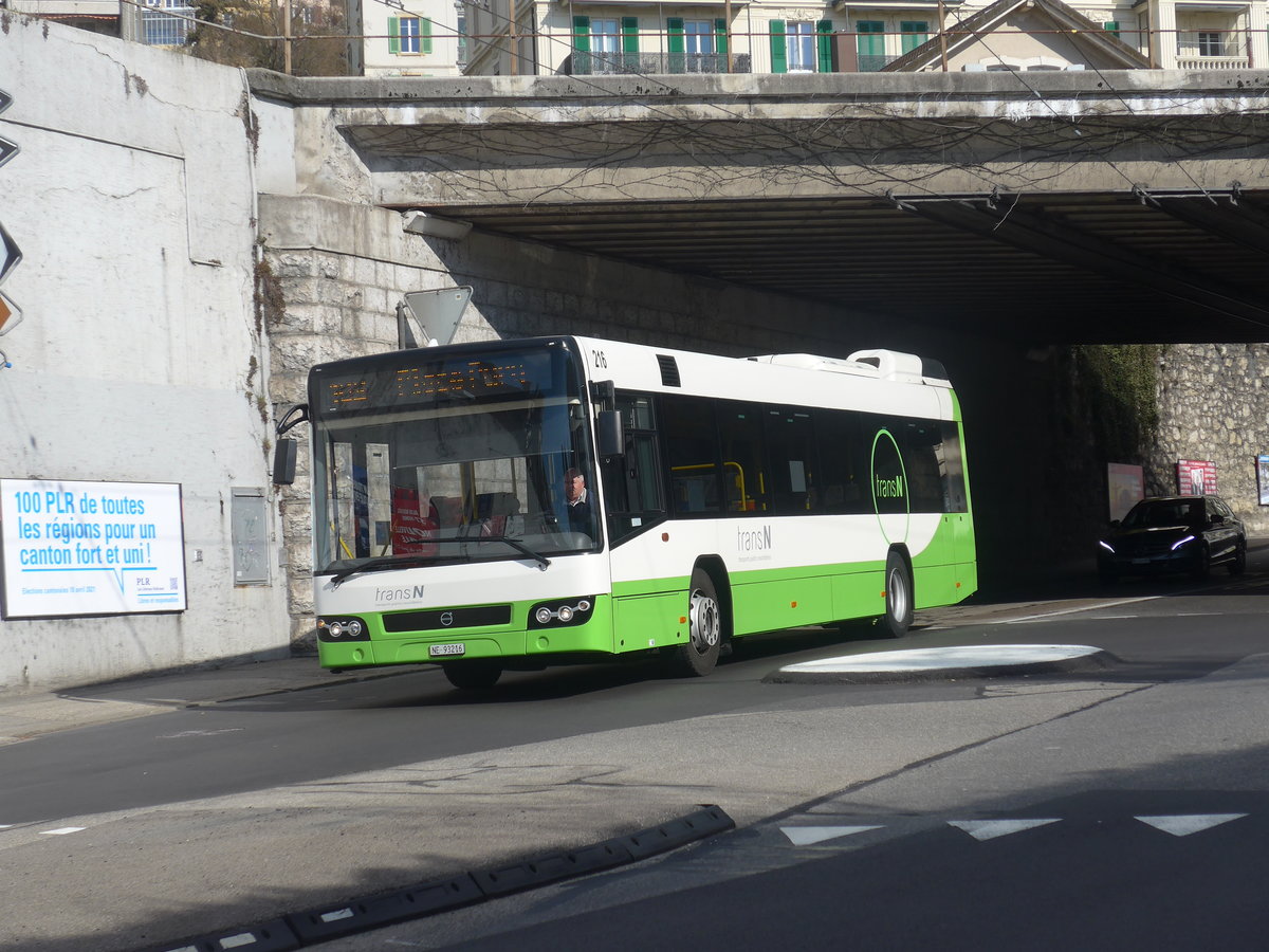 (224'243) - transN, La Chaux-de-Fonds - Nr. 216/NE 93'216 - Volvo (ex TN Neuchtel Nr. 216) am 20. Mrz 2021 beim Bahnhof Neuchtel