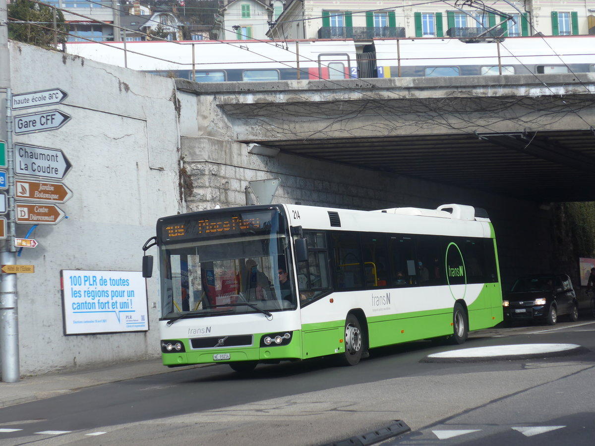 (224'245) - transN, La Chaux-de-Fonds - Nr. 214/NE 93'214 - Volvo (ex TN Neuchtel Nr. 214) am 20. Mrz 2021 beim Bahnhof Neuchtel