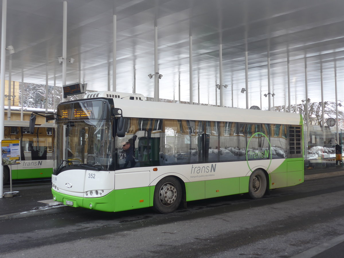 (224'287) - transN, La Chaux-de-Fonds - Nr. 352/NE 95'352 - Solaris (ex TRN La Chaux-de-Fonds Nr. 352) am 20. Mrz 2021 beim Bahnhof La Chaux-de-Fonds