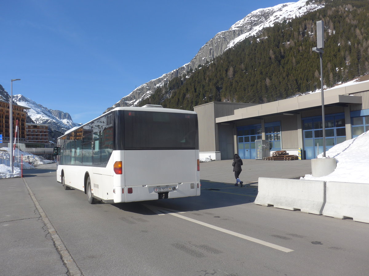 (224'549) - Andermatt-Urserntal Tourismus, Andermatt - UR 9370 - Mercedes am 28. Mrz 2021 in Andermatt, Bahnhofplatz