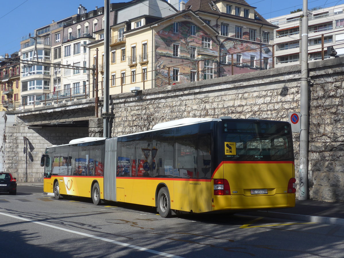 (224'555) - CarPostal Ouest - NE 165'376 - MAN (ex VD 495'042 - MAN am 29. Mrz 2021 beim Bahnhof Neuchtel