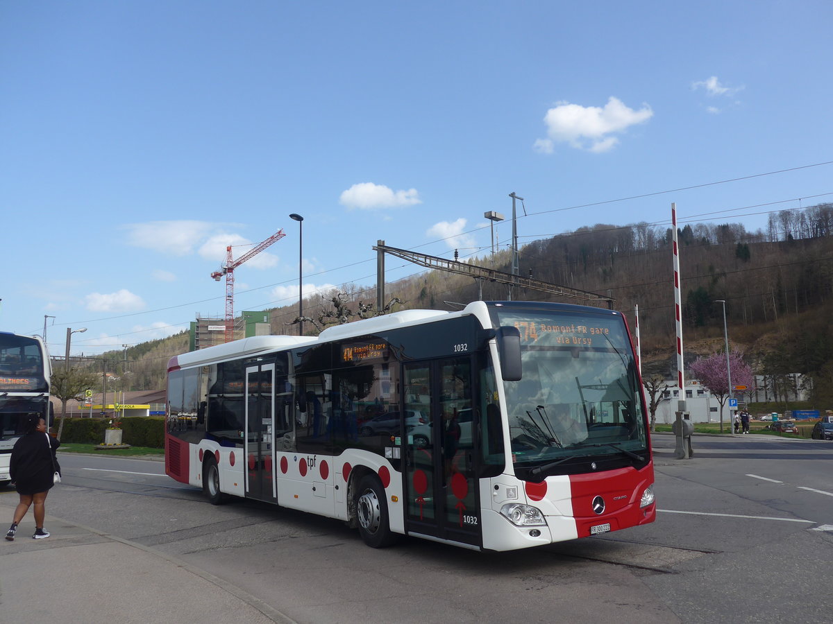 (224'772) - TPF Fribourg - Nr. 1032/FR 300'222 - Mercedes am 2. April 2021 beim Bahnhof Moudon