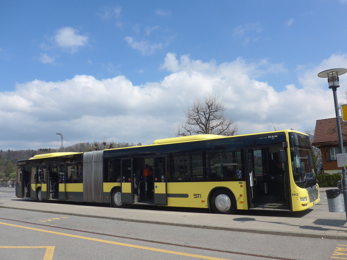 (224'990) - STI Thun - Nr. 143/BE 801'143 - MAN am 14. April 2021 beim Bahnhof Spiez