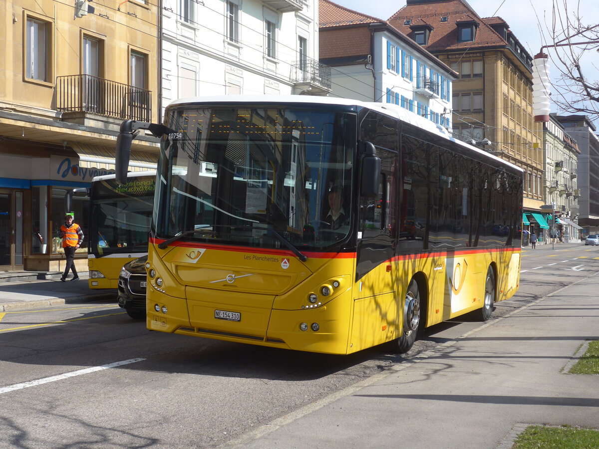 (225'051) - CarPostal Ouest - NE 154'310 - Volvo am 17. April 2021 beim Bahnhof La Chaux-de-Fonds