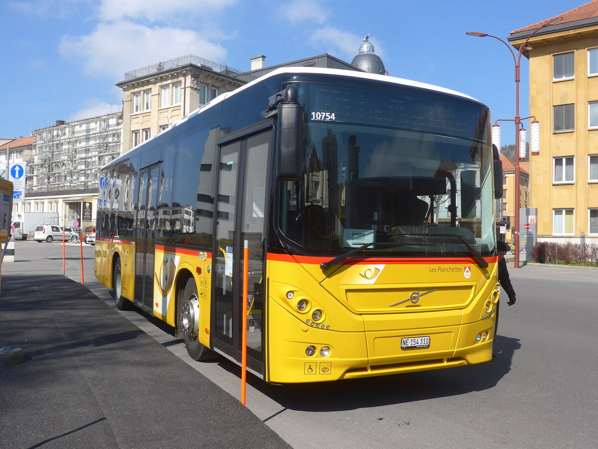 (225'054) - CarPostal Ouest - NE 154'310 - Volvo am 17. April 2021 beim Bahnhof La Chaux-de-Fonds