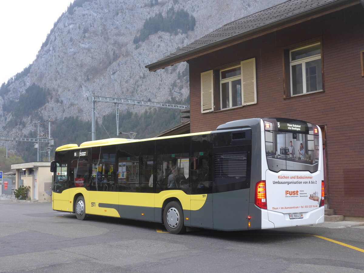 (225'229) - STI Thun - Nr. 410/BE 866'410 - Mercedes am 26. April 2021 beim Bahnhof Wimmis