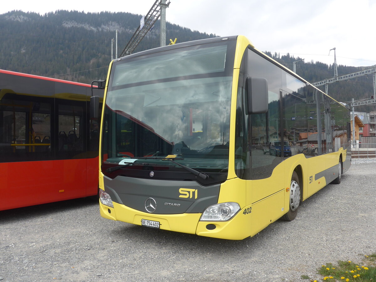 (225'304) - STI Thun - Nr. 402/BE 754'402 - Mercedes am 27. April 2021 beim Bahnhof Zweisimmen