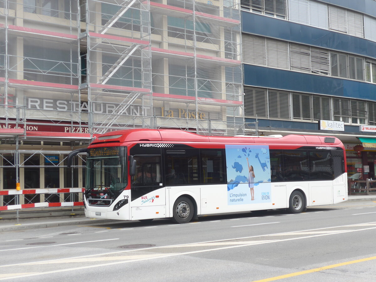 (225'423) - PostAuto Wallis - Nr. 79/VS 471'469 - Volvo am 1. Mai 2021 beim Bahnhof Sion