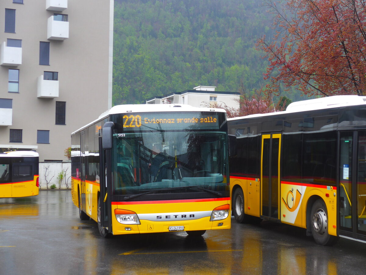 (225'485) - PostAuto Wallis - Nr. 44/VS 243'991 - Setra am 1. Mai 2021 beim Bahnhof Martigny