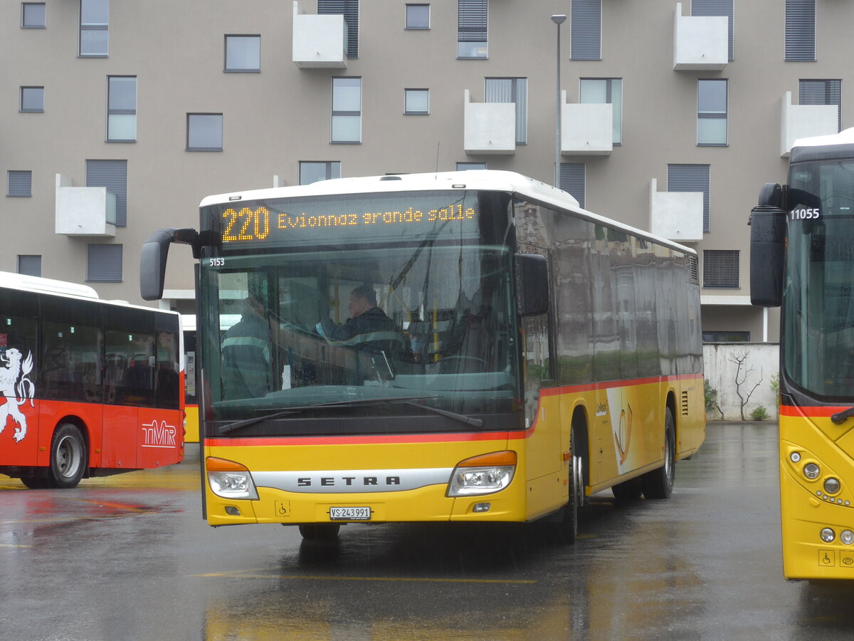 (225'488) - PostAuto Wallis - Nr. 44/VS 243'991 - Setra am 1. Mai 2021 beim Bahnhof Martigny