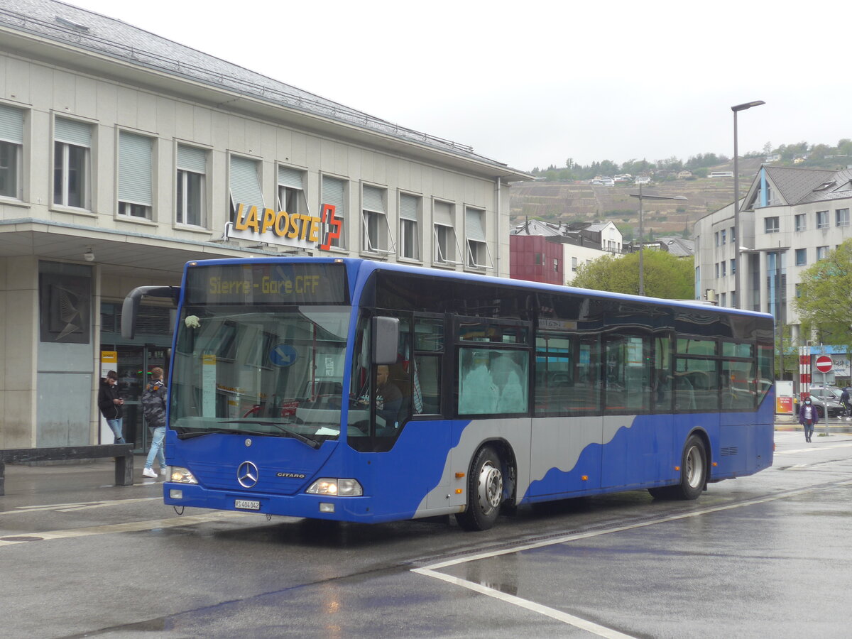 (225'504) - Lathion, Sion - Nr. 25/VS 404'042 - Mercedes (ex VZO Grningen Nr. 14) am 1. Mai 2021 beim Bahnhof Sion