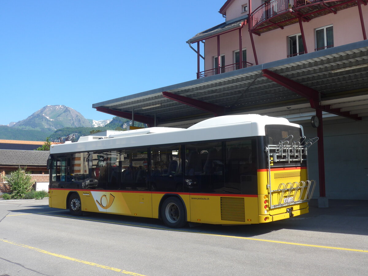 (225'822) - PostAuto Bern - BE 402'467 - Scania/Hess (ex AVG Meiringen Nr. 67; ex AVG Meiringen Nr. 76; ex Steiner, Messen) am 11. Juni 2021 in Meiringen, Postautostation