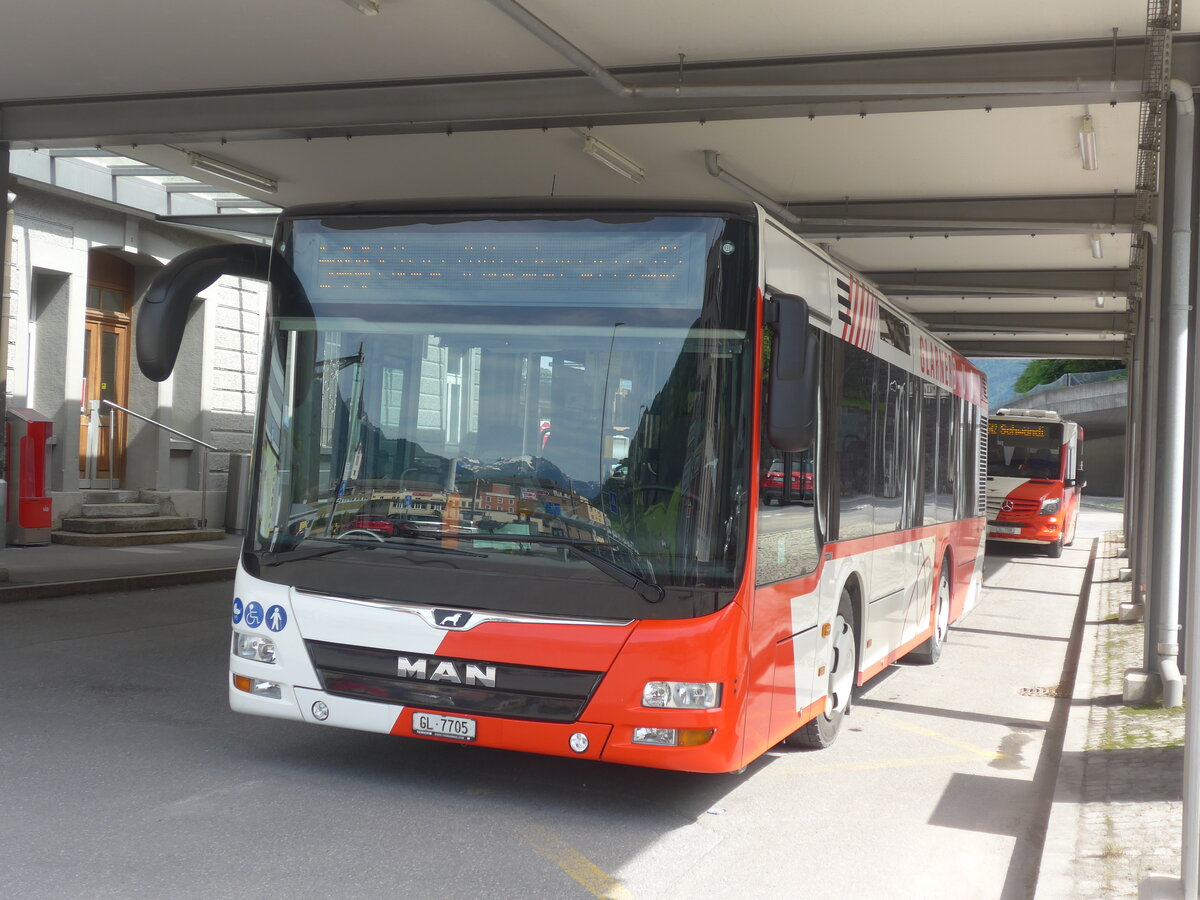 (226'427) - AS Engi - Nr. 5/GL 7705 - MAN am 12. Juli 2021 beim Bahnhof Schwanden