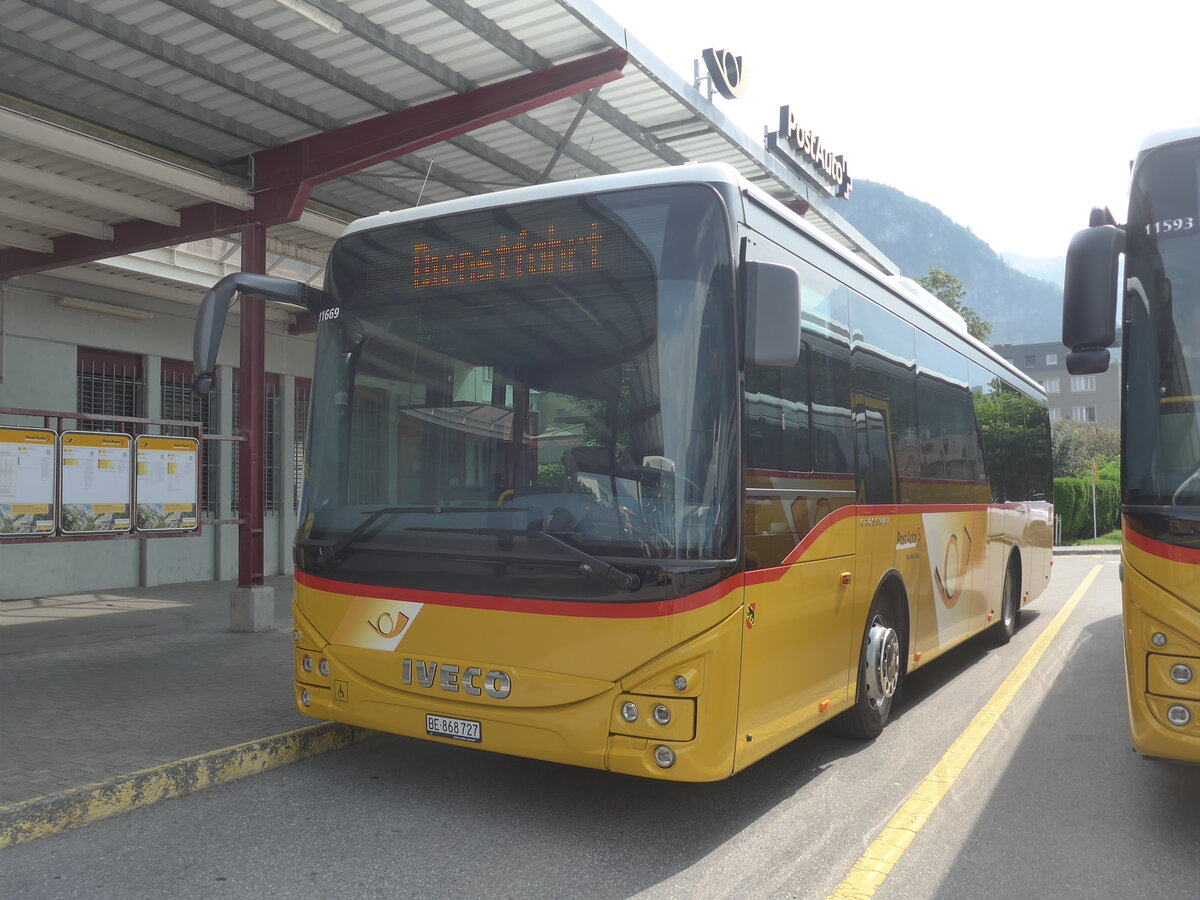 (226'705) - Flck, Brienz - Nr. 27/BE 868'727 - Iveco am 24. Juli 2021 in Meiringen, Postautostation