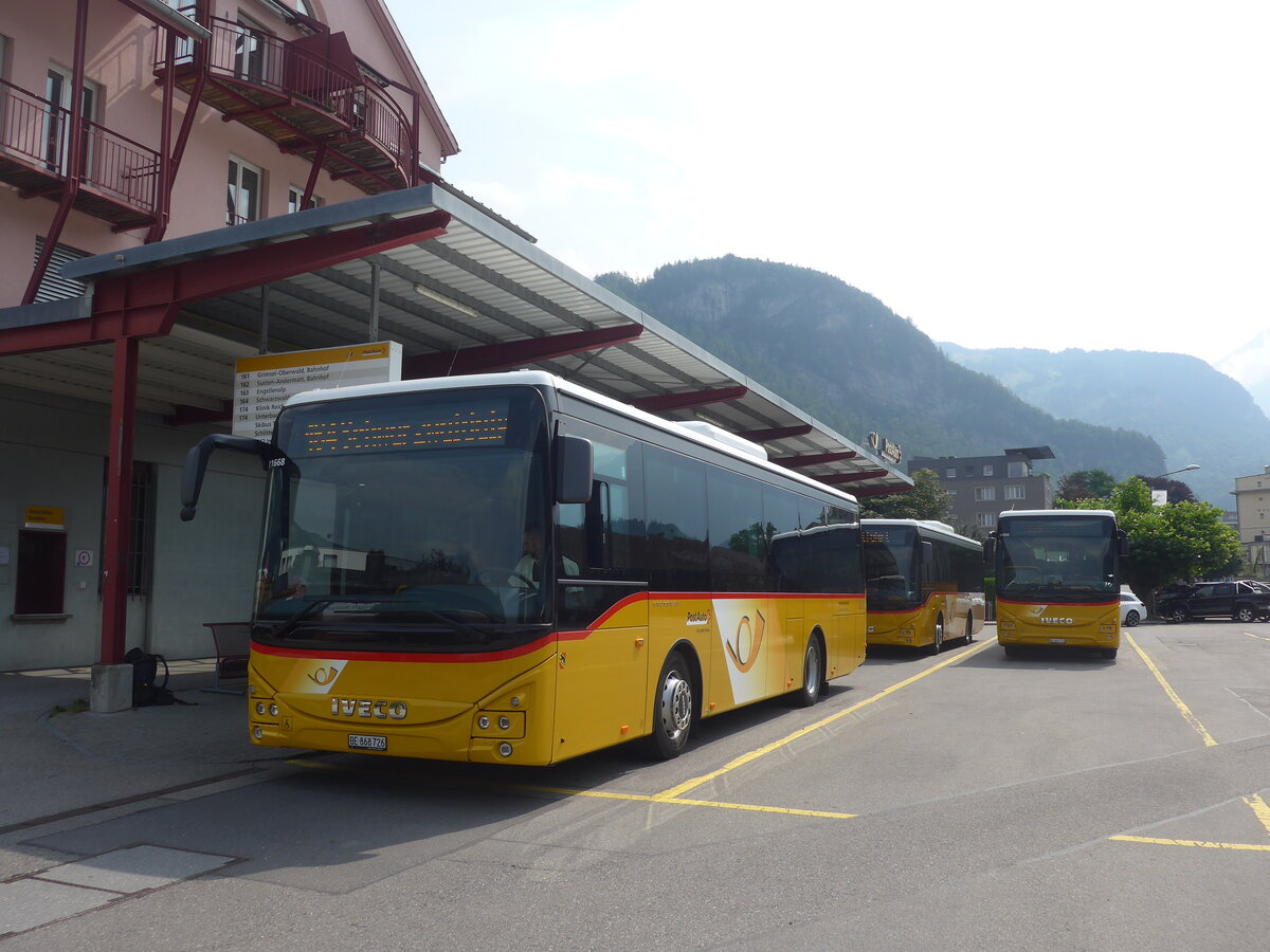 (226'707) - Flck, Brienz - Nr. 26/BE 868'726 - Iveco am 24. Juli 2021 in Meiringen, Postautostation