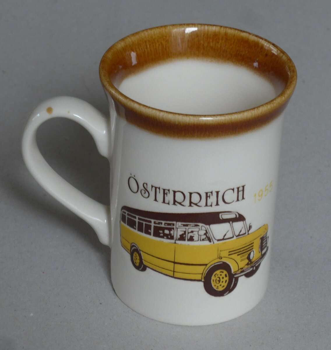 (226'829) - Aus Oesterreich: Tasse mit STERREICH-Bus 1955 am 31. Juli 2021 in Thun