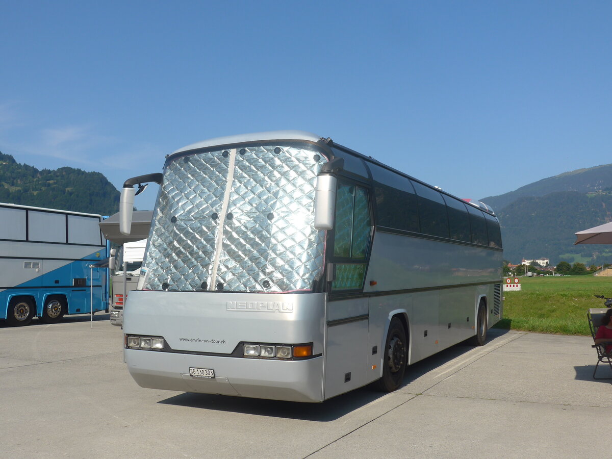 (227'397) - Berger, Lichtgensteig - SG 130'303 - Neoplan (ex Schelbert, Einsiedeln; ex Beeler, Merlischachen) am 21. August 2021 in Interlaken, Flugplatz