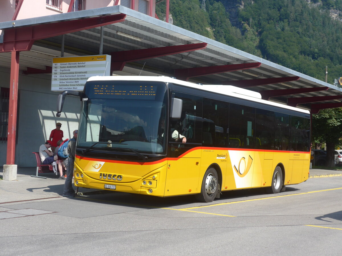 (227'476) - Flck, Brienz - Nr. 27/BE 868'727 - Iveco am 21. August 2021 in Meiringen, Postautostation