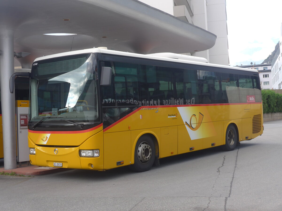 (227'601) - Autotour, Visp - VS 28'176 - Irisbus am 29. August 2021 beim Bahnhof Visp