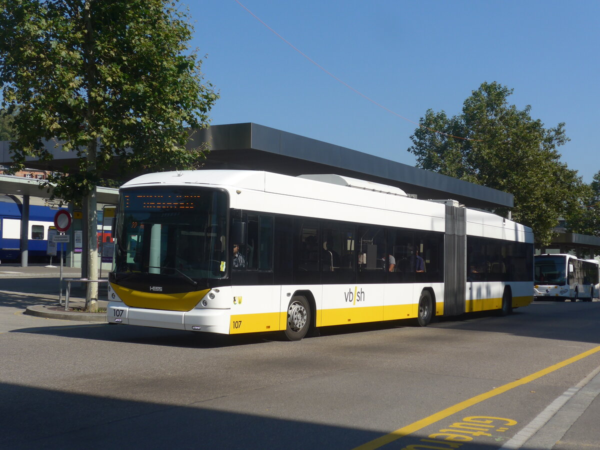 (227'744) - VBSH Schaffhausen - Nr. 107 - Hess/Hess Gelenktrolleybus am 4. September 2021 beim Bahnhof Schaffhausen