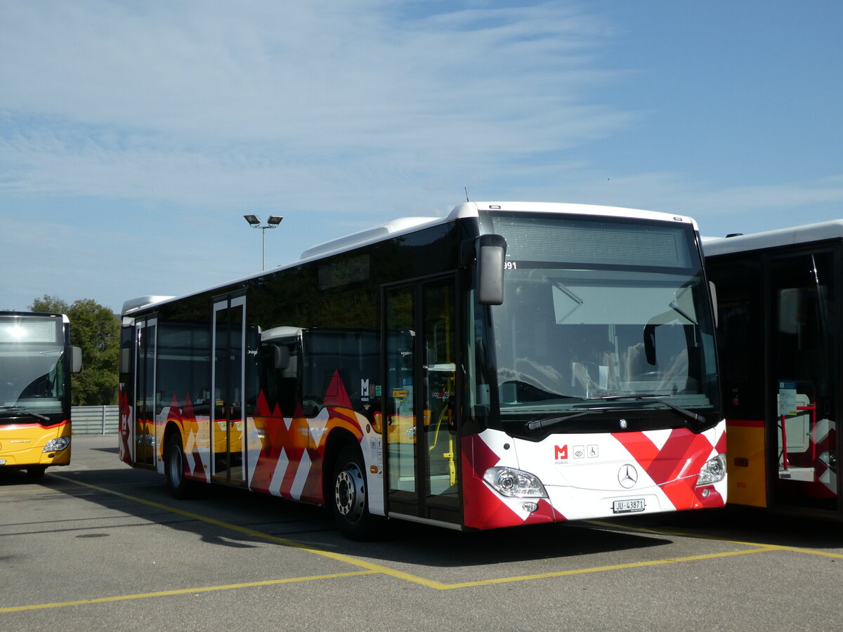 (228'290) - CarPostal Ouest - JU 43'871 - Mercedes am 25. September 2021 in Develier, Parkplatz