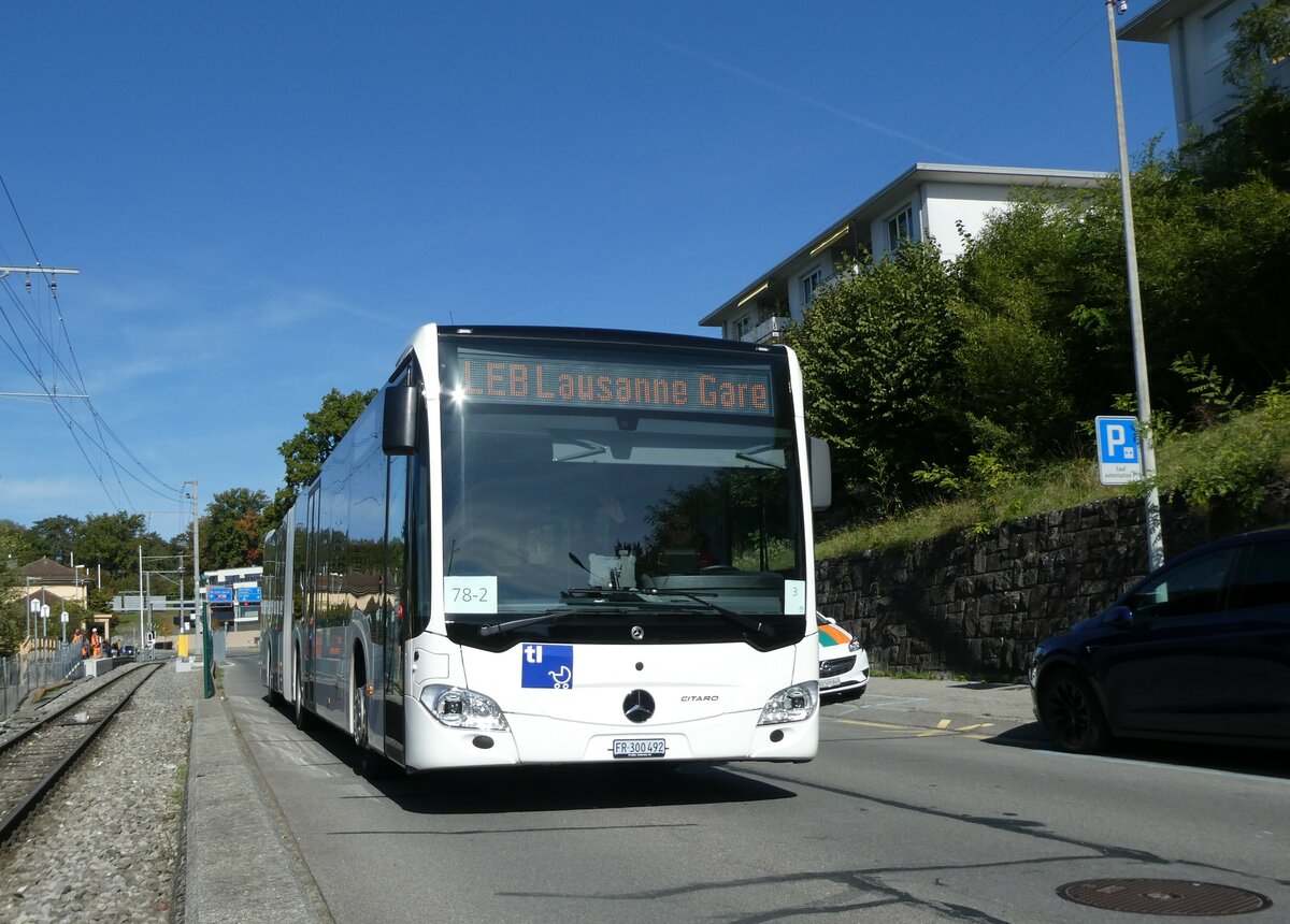 (228'842) - Intertours, Domdidier - FR 300'492 - Mercedes am 11. Oktober 2021 beim Bahnhof Prilly-Chasseur (Einsatz TL)