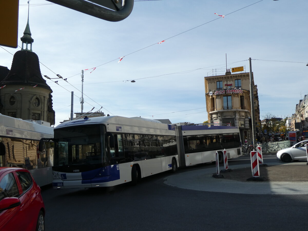 (228'921) - TL Lausanne - Nr. 866 - Hess/Hess Gelenktrolleybus am 11. Oktober 2021 beim Bahnhof Lausanne