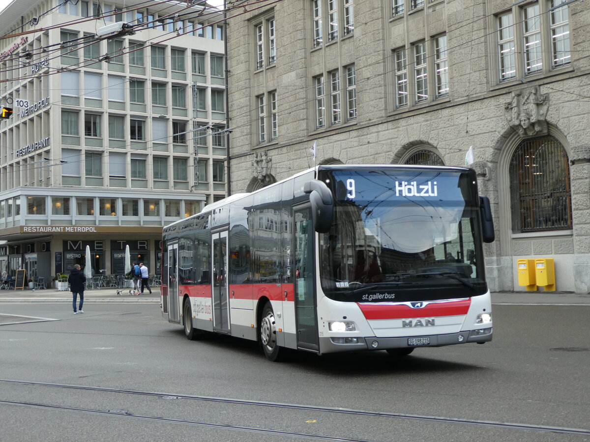 (229'027) - St. Gallerbus, St. Gallen - Nr. 215/SG 198'215 - MAN am 13. Oktober 2021 beim Bahnhof St. Gallen