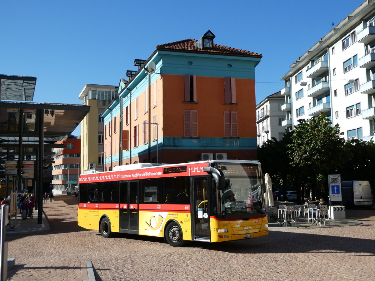 (229'133) - AutoPostale Ticino - TI 215'334 - MAN/Gppel am 14. Oktober 2021 beim Bahnhof Bellinzona