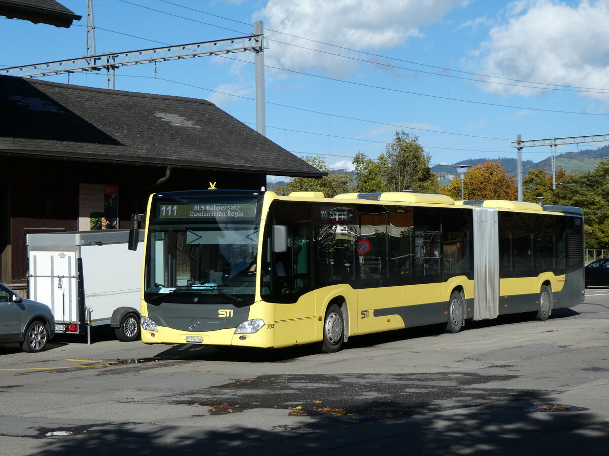 (229'557) - STI Thun - Nr. 705/BE 754'705 - Mercedes am 21. Oktober 2021 beim Bahnhof Wimmis