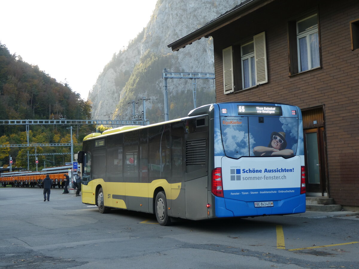 (229'575) - STI Thun - Nr. 405/BE 843'405 - Mercedes am 21. Oktober 2021 beim Bahnhof Wimmis