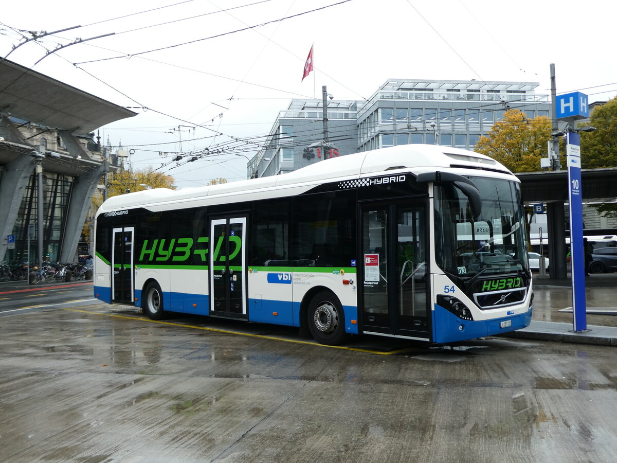 (229'686) - VBL Luzern - Nr. 54/LU 287'201 - Volvo am 22. Oktober 2021 beim Bahnhof Luzern