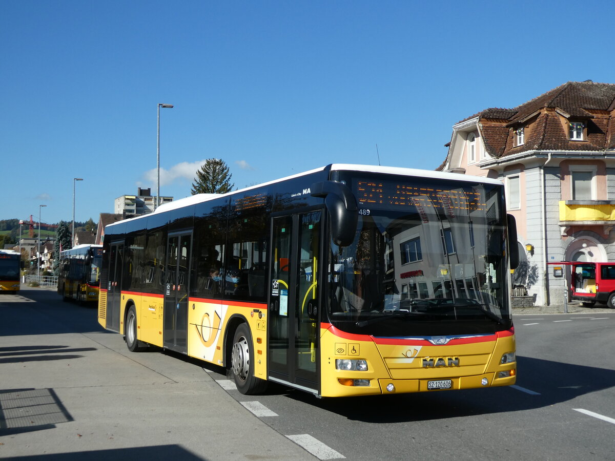 (229'755) - PostAuto Ostschweiz - SZ 120'606 - MAN (ex Kistler, Reichenburg) am 23. Oktober 2021 beim Bahnhof Uznach