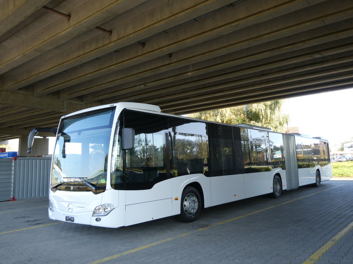 (229'813) - CarPostal Ouest - PID 11'737 - Mercedes am 24. Oktober 2021 in Kerzers, Murtenstrasse