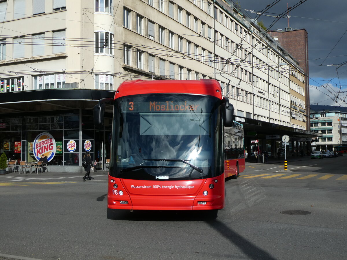 (230'106) - VB Biel - Nr. 98 - Hess/Hess Gelenktrolleybus am 8. November 2021 beim Bahnhof Biel