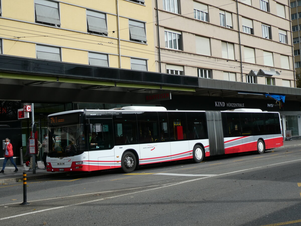 (230'123) - ASm Langenthal - Nr. 38/BE 18'402 - MAN (ex AVA Biel Nr. 7) am 8. November 2021 beim Bahnhof Biel