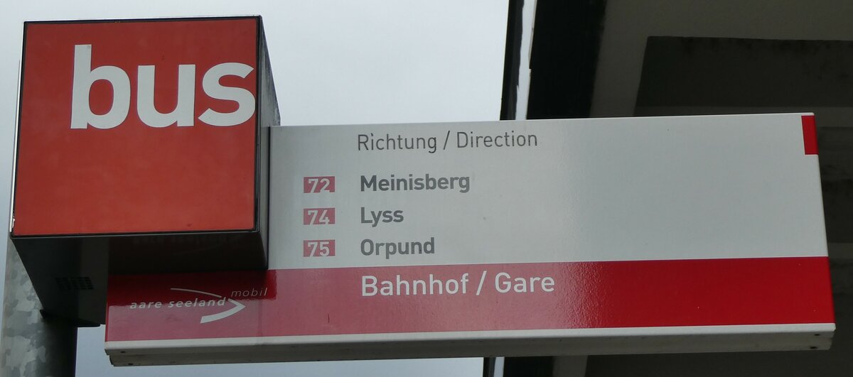 (230'126) - aare seeland mobil-Haltestellenschild - Biel, Bahnhof - am 8. November 2021