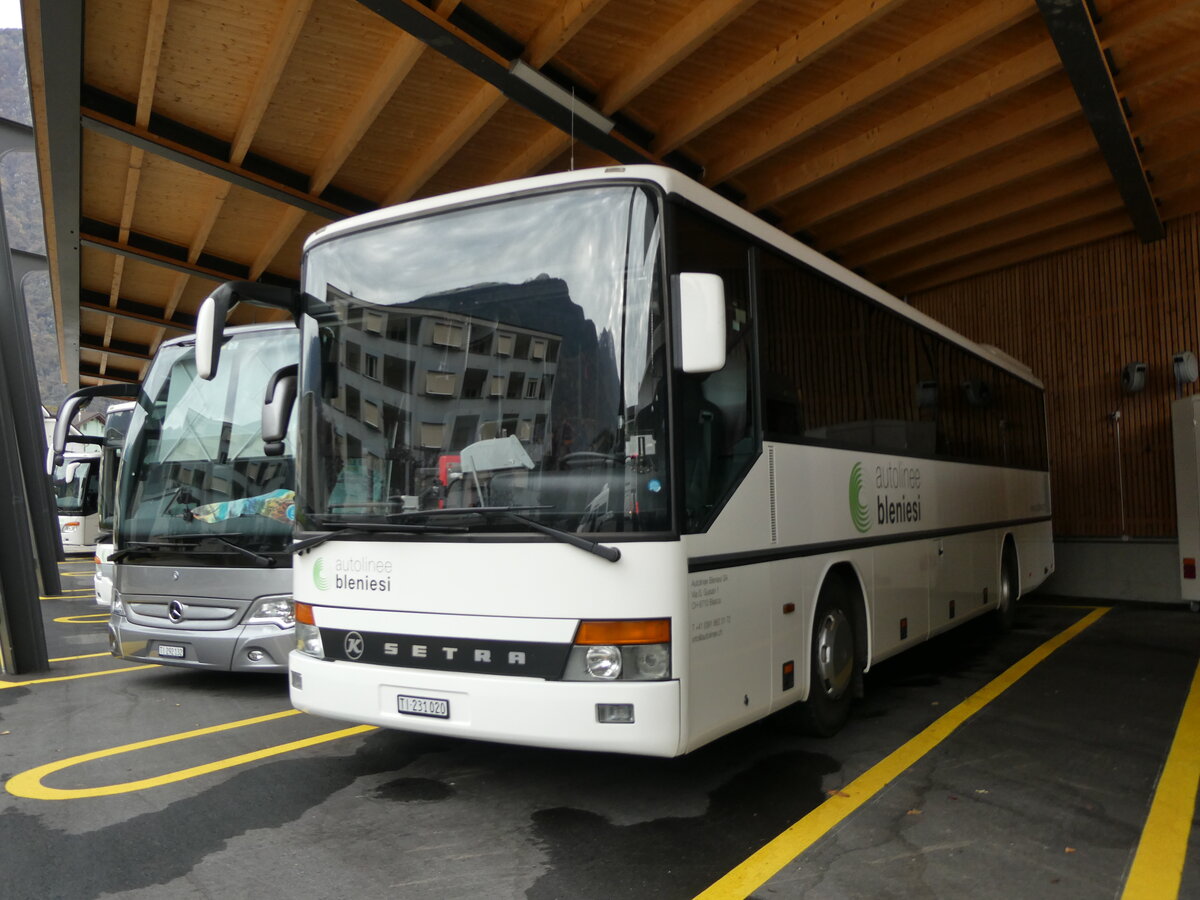 (230'433) - ABl Biasca - Nr. 20/TI 231'020 - Setra (ex AAGU Altdorf Nr. 33) am 10. November 2021 in Biasca, Garage